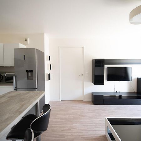 Appartements De 2 Ou 3 Chambres A 40 Minutes De Paris Courcouronnes Стая снимка